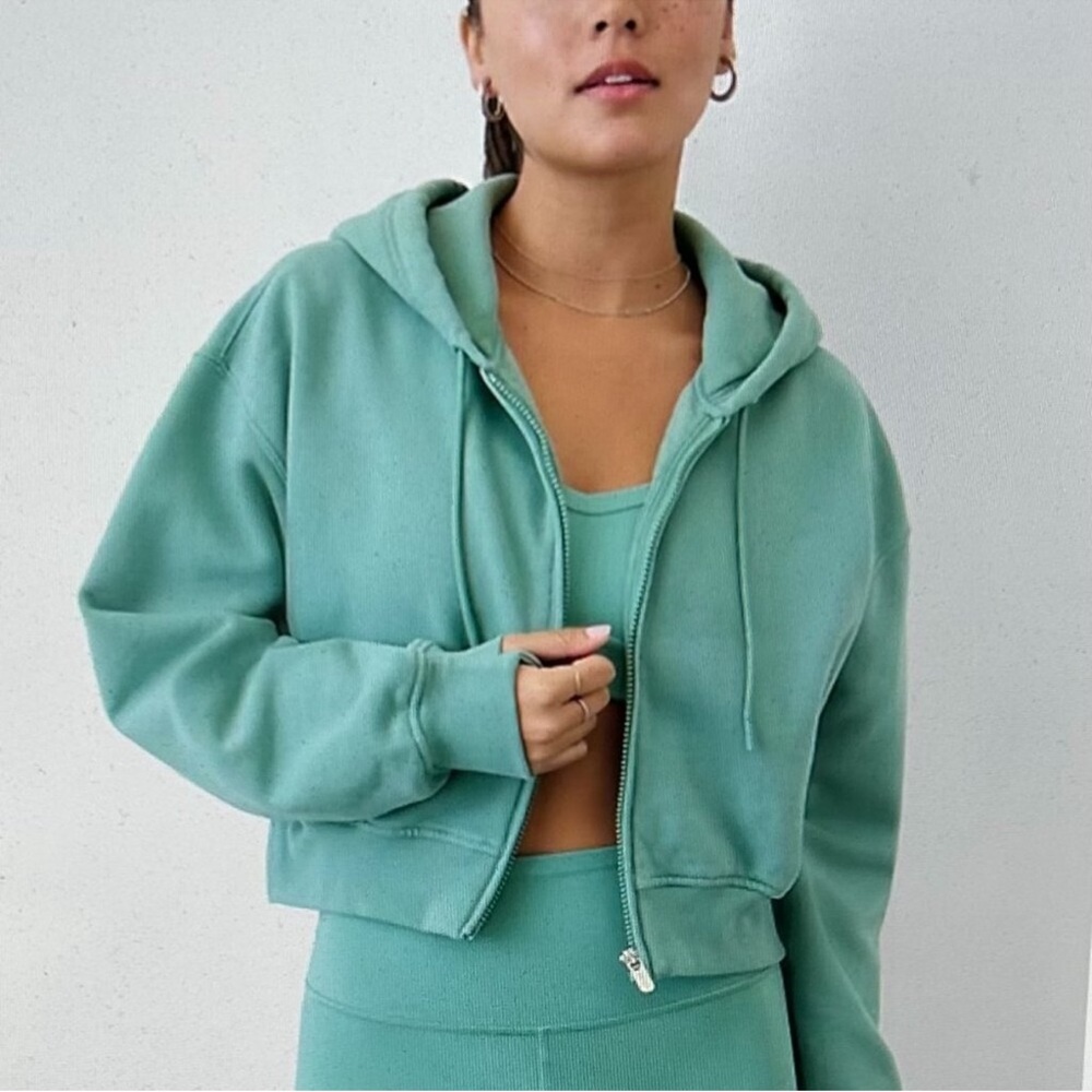 Athleta- FOREVER FLEECE ULTRA CROP
FULL ZIP-size XS